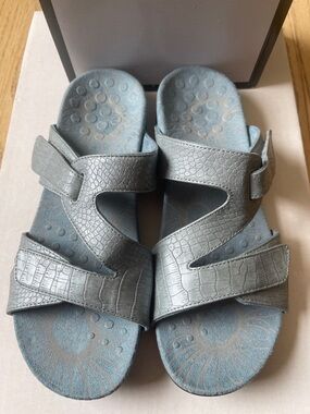 Vionic Women's Light Blue Croc-Embossed Adjustable Slide Sandals